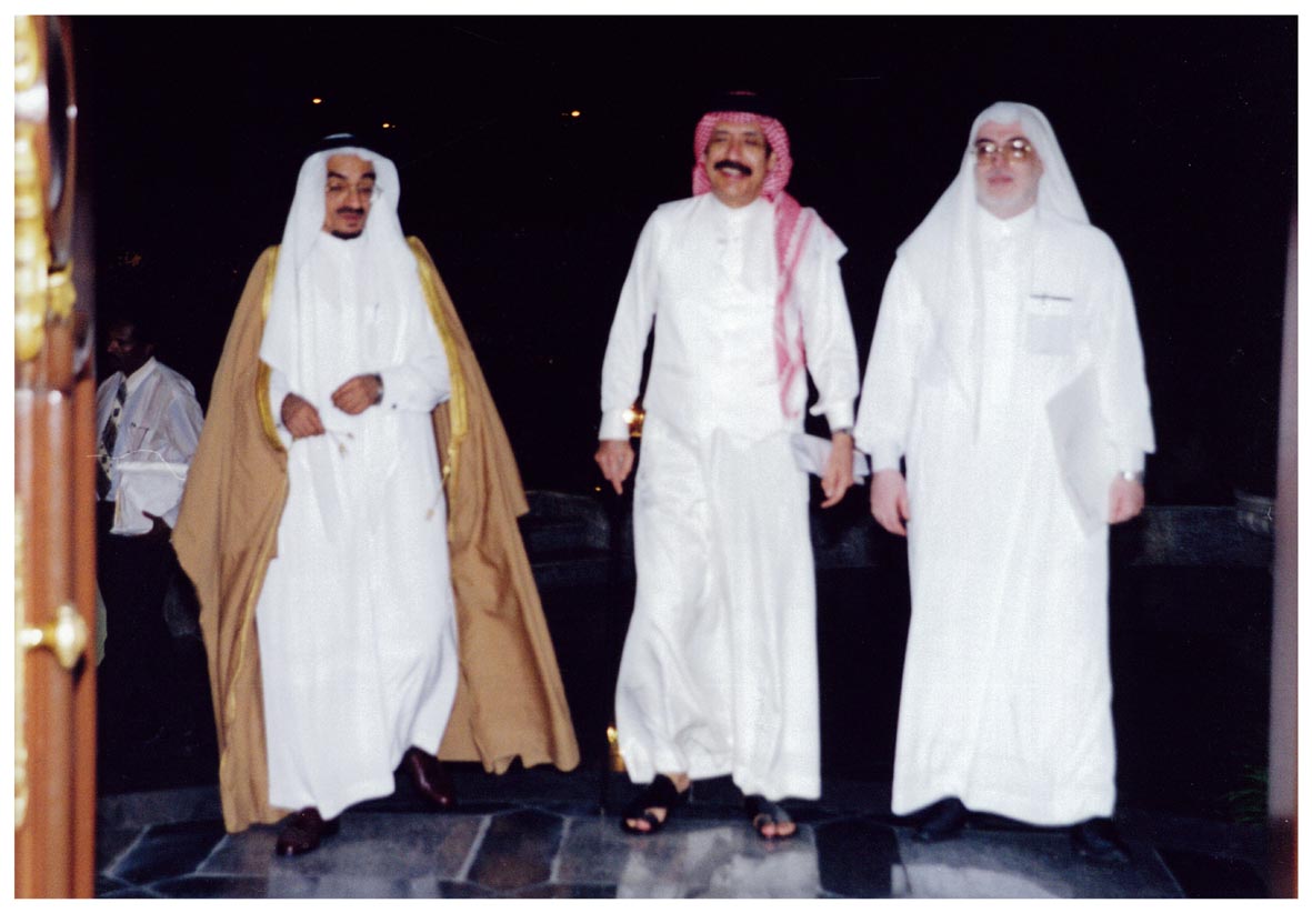 صورة 8195: الدكتور حسين علي محمد حسين، الشيخ عبد المقصود خوجه، الدكتور حمد بن ناصر الدخيل 