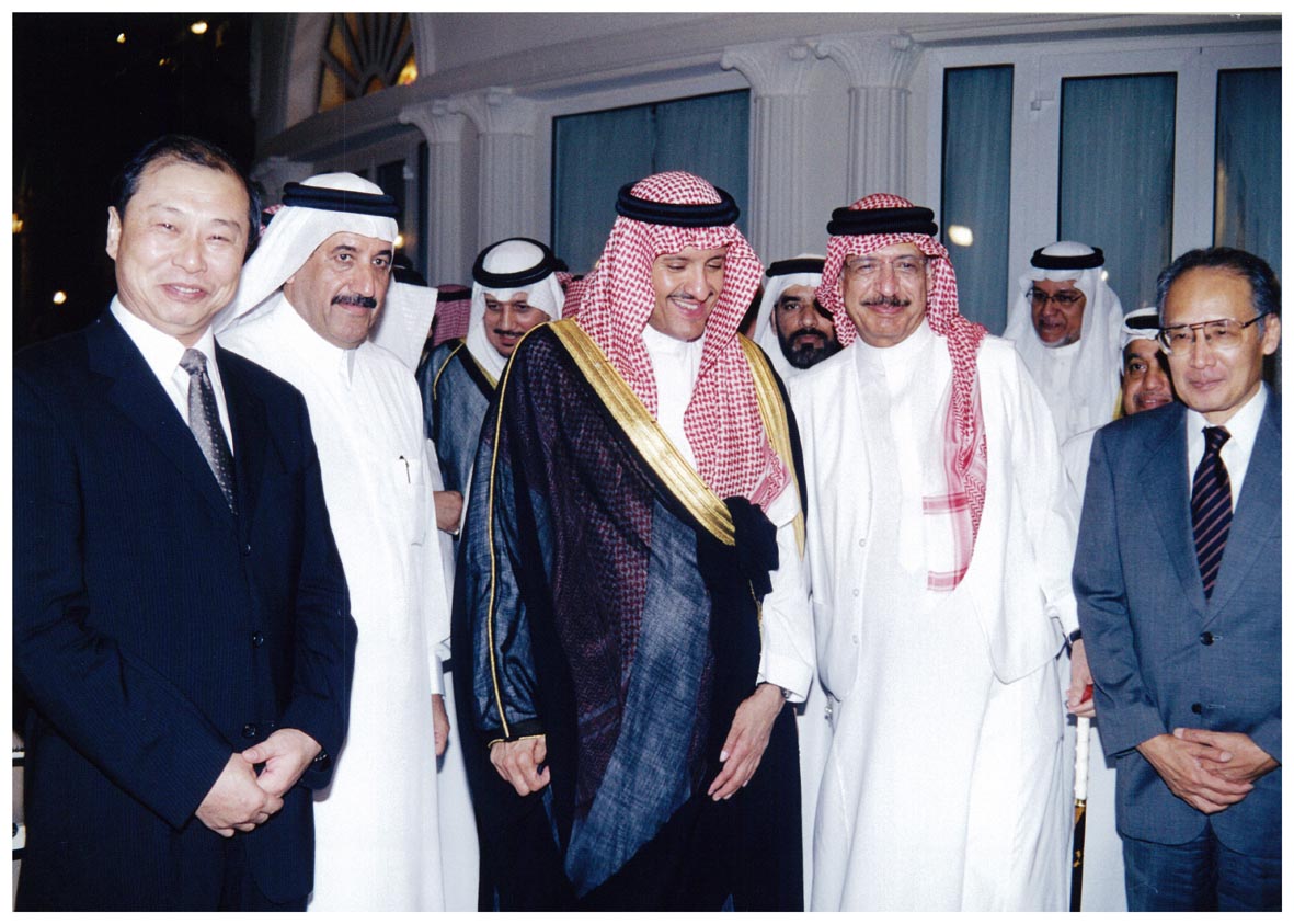 صورة 8414: ()، الشيخ عبد المقصود خوجه، صاحب السمو الملكي الأمير سلطان بن سلمان بن عبد العزيز، ()، () 