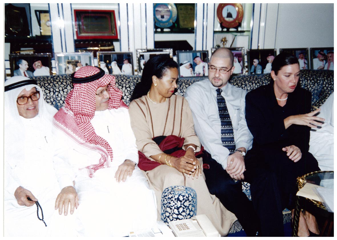 صورة 8489: ()، ()، القنصل الأمريكي جينا ايروكرومبي، الشيخ عبد الله سالم باحمدان، الشيخ أحمد محمد باشماخ 