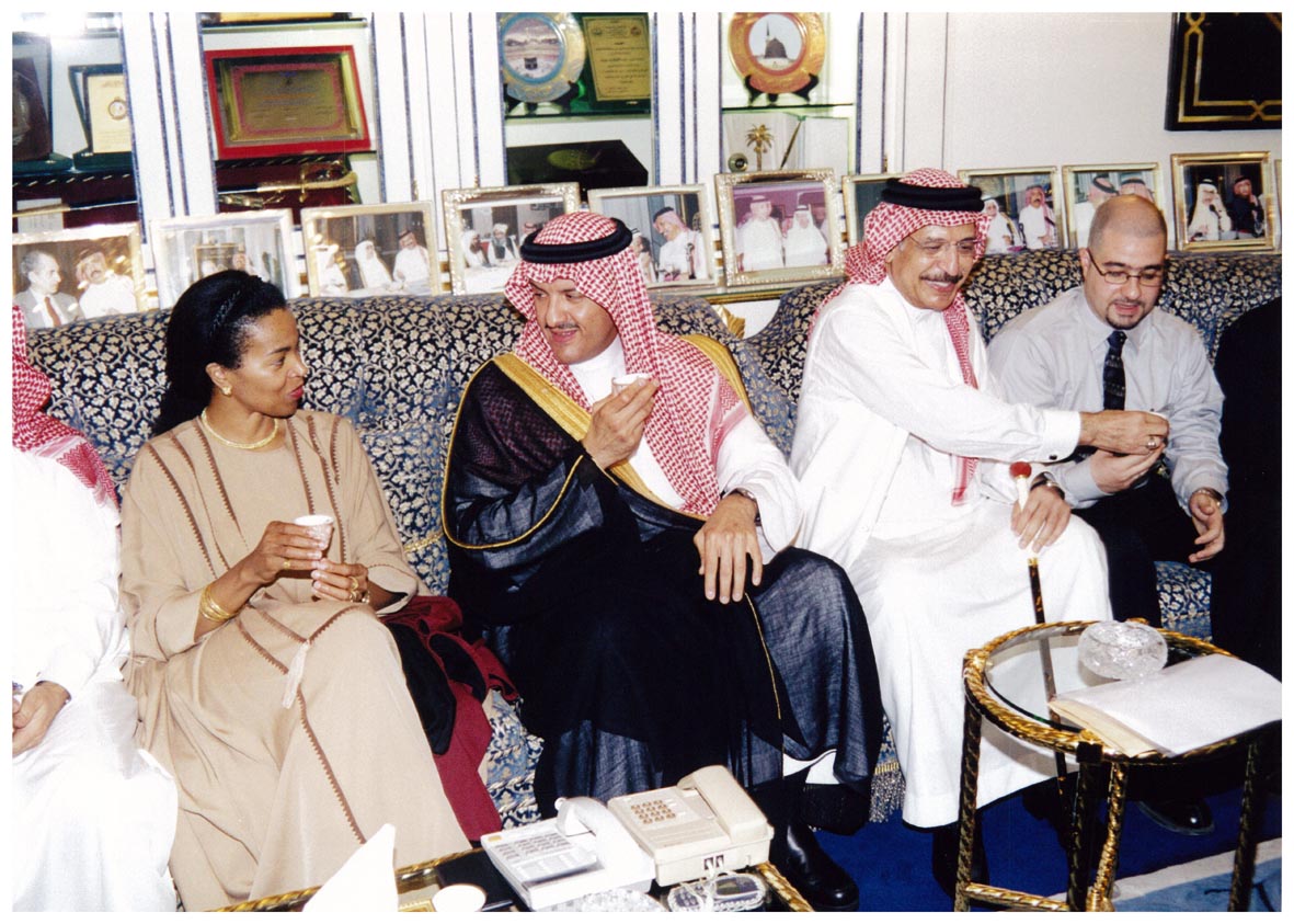 صورة 8497: ()، الشيخ عبد المقصود خوجه، صاحب السمو الملكي الأمير سلطان بن سلمان، القنصل الأمريكي جينا ايروكرومبي 
