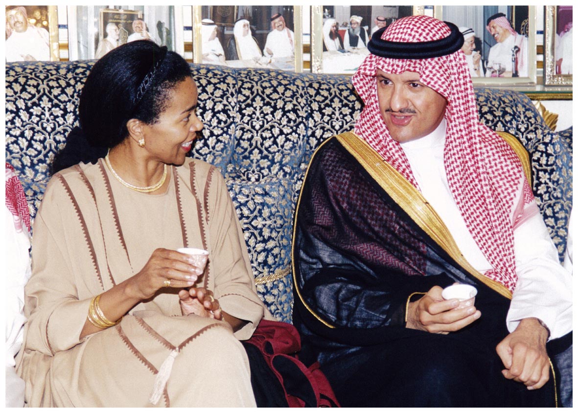 صورة 8504: صاحب السمو الملكي الأمير سلطان بن سلمان بن عبد العزيز، القنصل الأمريكي جينا ايروكرومبي 