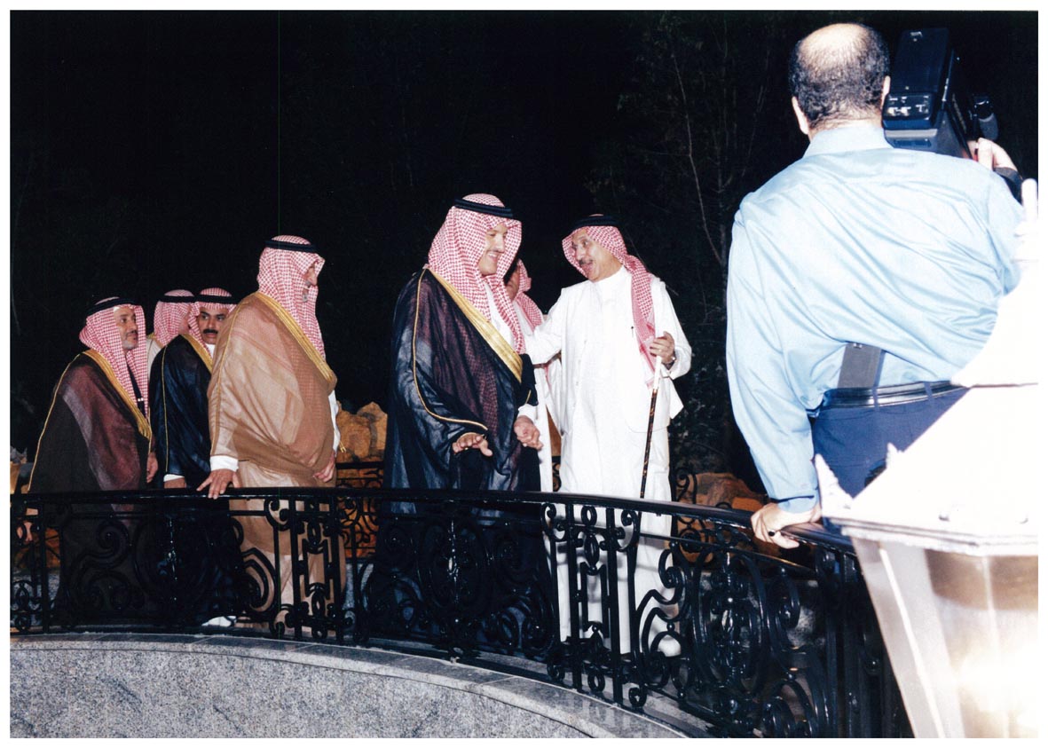صورة 8513: الشيخ عبد المقصود خوجه، صاحب السمو الملكي الأمير سلطان بن سلمان، ()، ()، () 