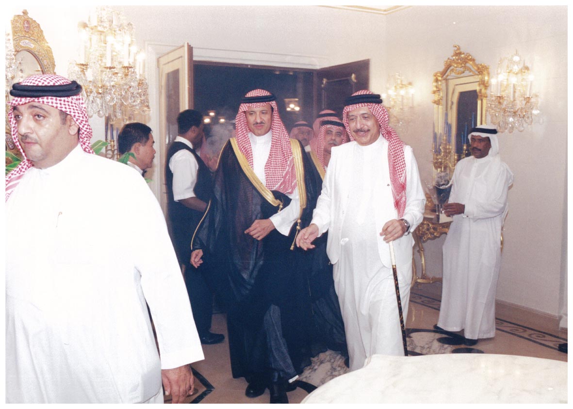 صورة 8514: الشيخ عبد المقصود خوجه، صاحب السمو الملكي الأمير سلطان بن سلمان، (الأستاذ عبد اللطيف خبيري)، () 
