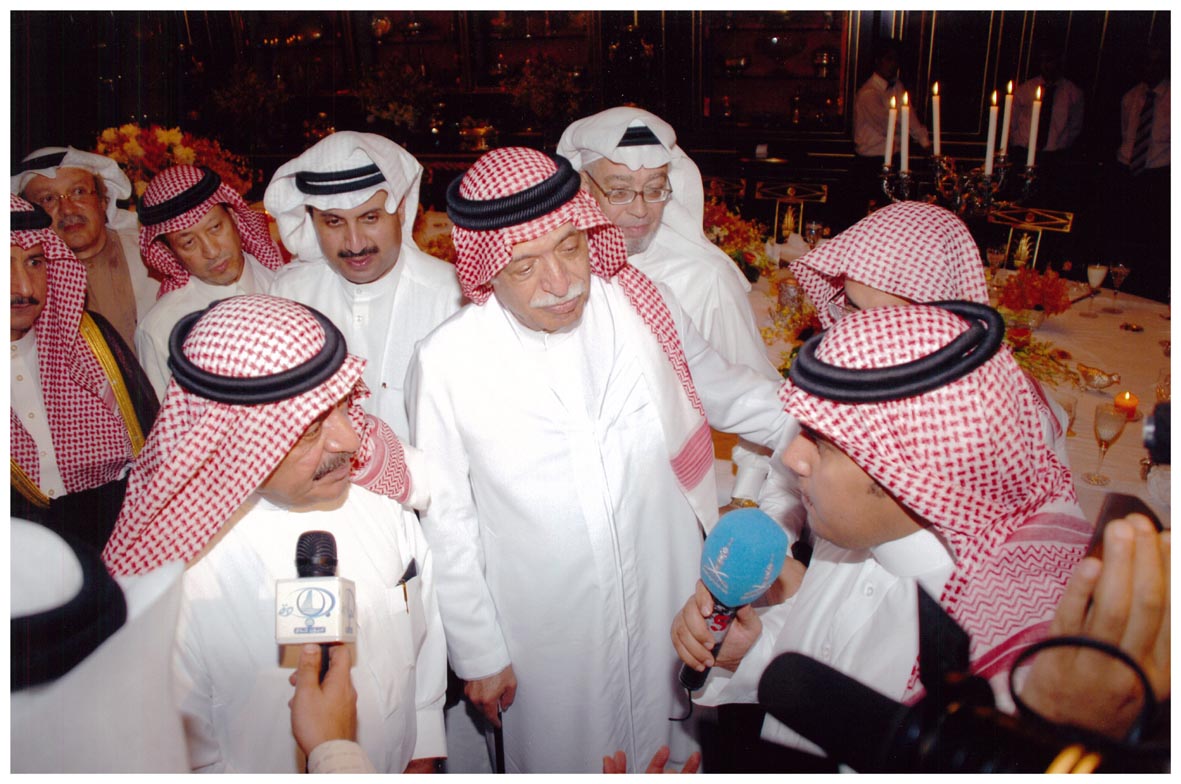 صورة 8525: صاحب السمو الملكي الأمير مقرن بن عبد العزيز، الشيخ عبد المقصود خوجه، () 