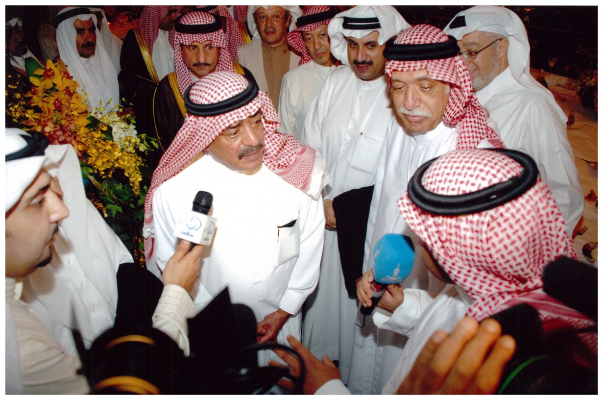 صورة 8526: صاحب السمو الملكي الأمير مقرن بن عبد العزيز، الشيخ عبد المقصود خوجه، () 