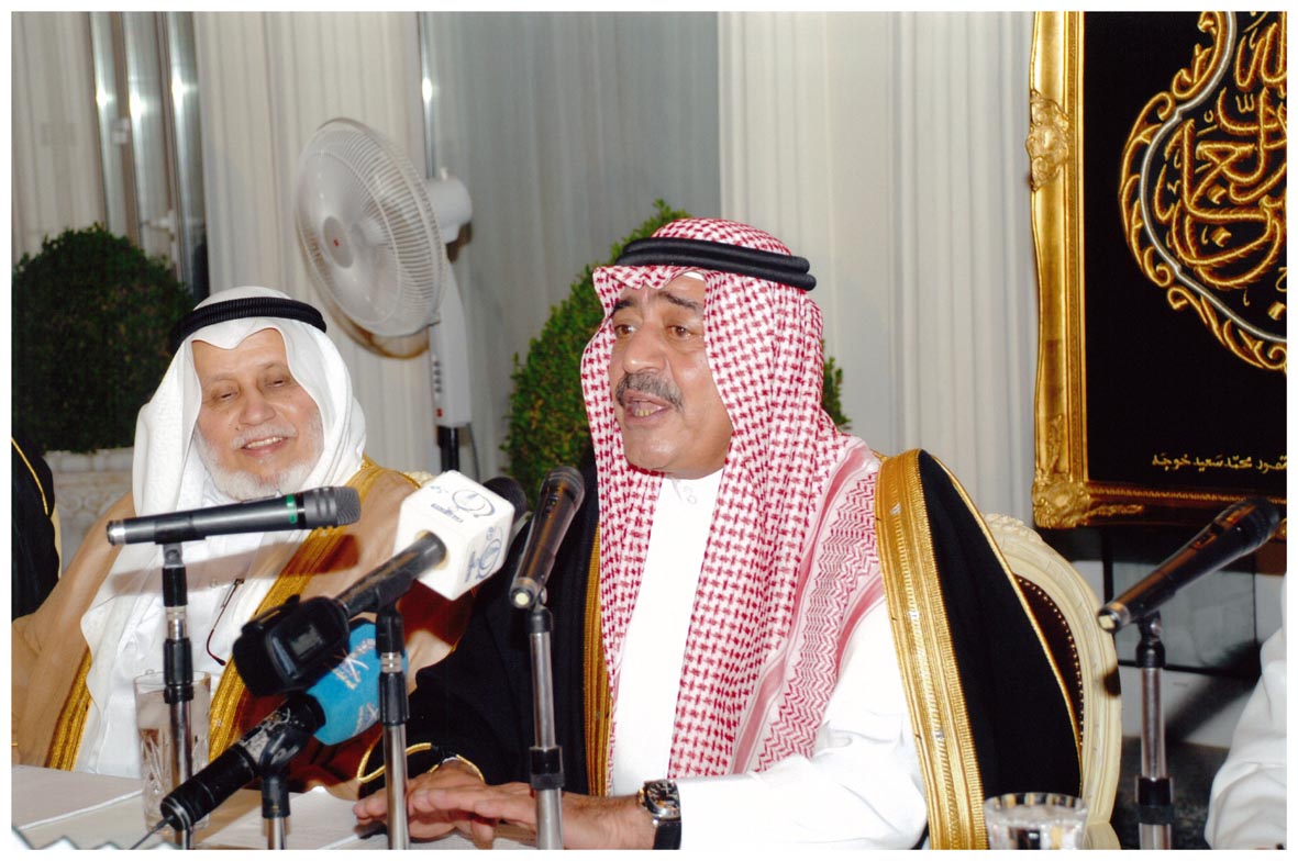 صورة 8533: صاحب السمو الملكي الأمير مقرن بن عبد العزيز، معالي أ. د. محمد عبده يماني 