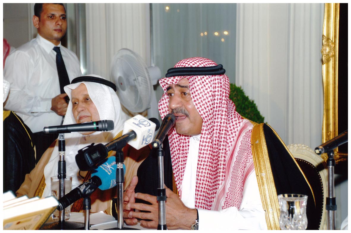 صورة 8534: صاحب السمو الملكي الأمير مقرن بن عبد العزيز، معالي أ. د. محمد عبده يماني 