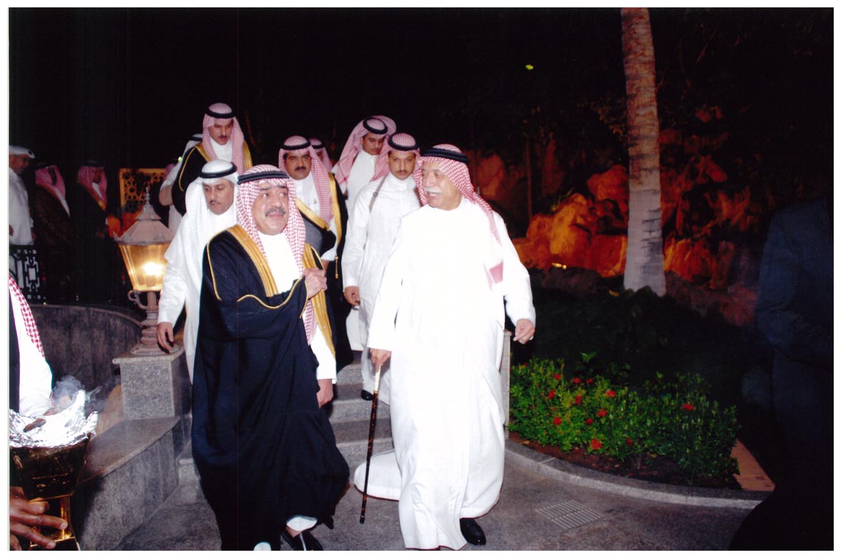 صورة 8601: الشيخ عبد المقصود خوجه، صاحب السمو الملكي الأمير مقرن بن عبد العزيز، .. .. 