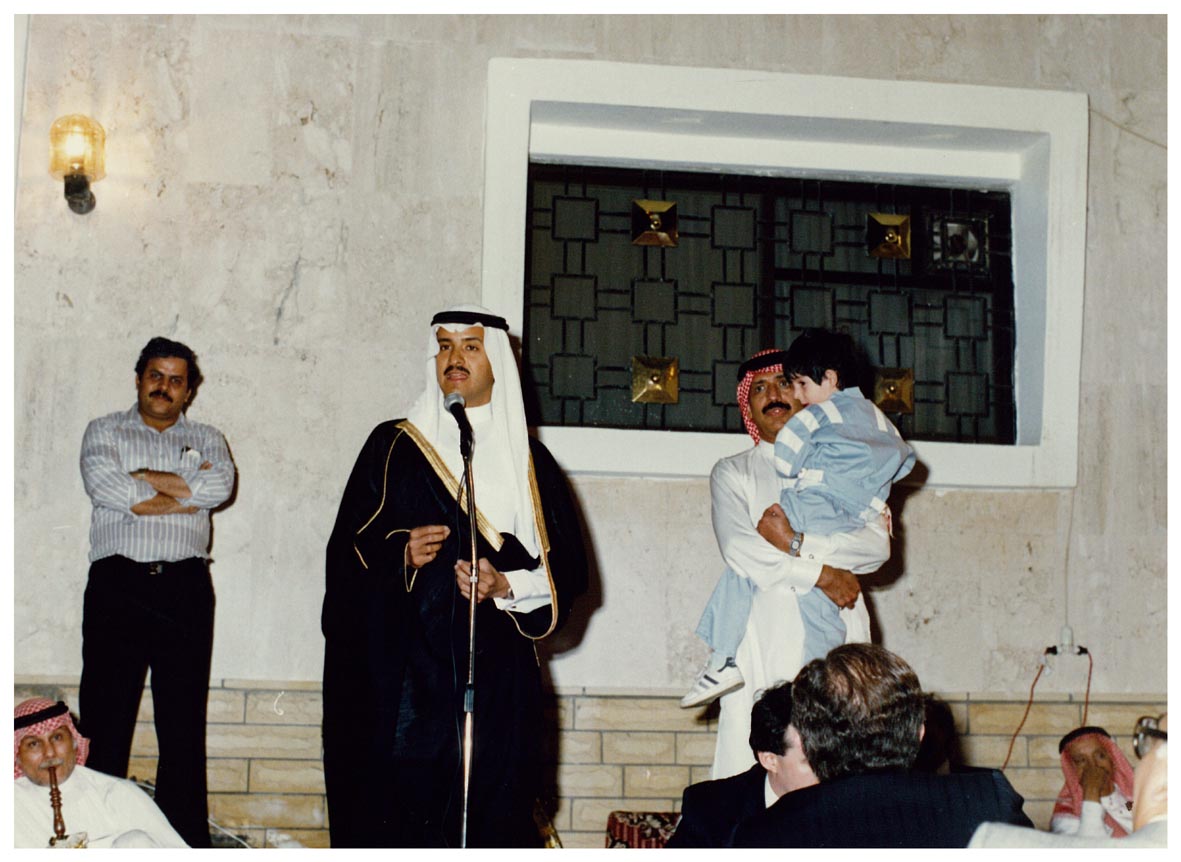 صورة 8630: صاحب السمو الملكي الأمير سلطان بن سلمان بن عبد العزيز، الشيخ عبد المقصود خوجه وابنه إباء 