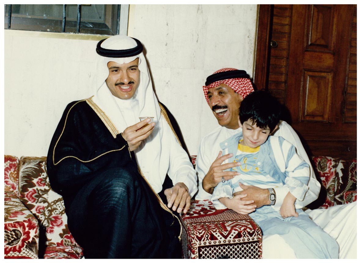 صورة 8639: الشيخ عبد المقصود خوجه والابن إباء، صاحب السمو الملكي الأمير سلطان بن سلمان بن عبد العزيز 