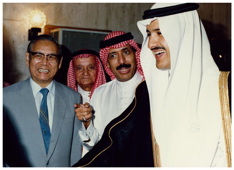 صورة 8665: صاحب السمو الملكي الأمير سلطان بن سلمان، الشيخ عبد المقصود خوجه، الأستاذ حسين سراج، () 