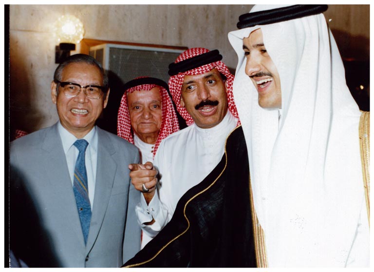 صورة 8679: صاحب السمو الملكي الأمير سلطان بن سلمان، الشيخ عبد المقصود خوجه، الأستاذ حسين سراج، () 