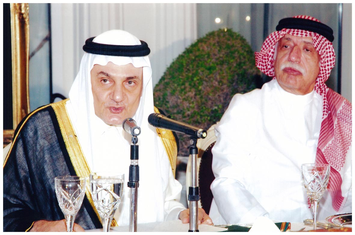 صورة 8701: الشيخ عبد المقصود خوجه، صاحب السمو الملكي الأمير تركي الفيصل 