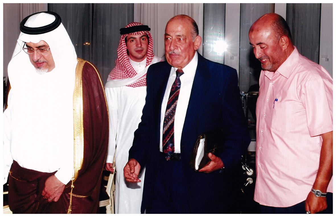 صورة 906: ()، الدكتور رأفت غنيمي الشيخ، السيد إباء عبد المقصود خوجه، معالي الدكتور سهيل حسن قاضي 