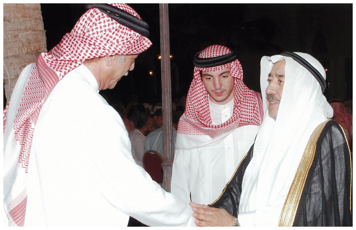 صورة 981: معالي الدكتور رضا عبيد، ثم السيد إباء عبد المقصود خوجه، ثم الشيخ عبد المقصود خوجه 