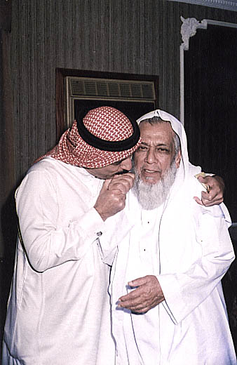 صورة 135: عبد المقصود خوجه يقبل يد خاله السيد محمود حافظ. [الاثنينية: 37، الجزء: 3]
