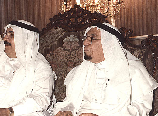 صورة 180: من اليمين: الأستاذ عثمان حافظ (رحمه الله) والفريق عبد الرحمن التونسي [الاثنينية: 48، الجزء: 4]