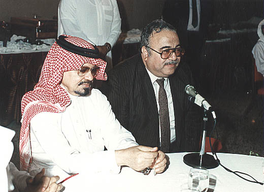 صورة 316: من اليمين: الصحفي الأستاذ عبد الله الشيتي يخاطب الحفل وبجواره الأستاذ حامد مطاوع [الاثنينية: 77، الجزء: 6]