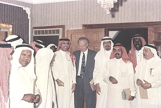 صورة 46: الأستاذ عمر أبو ريشة وبجانبه عبد المقصود خوجه مع مجموعة من الحضور. [الاثنينية: 13، الجزء: 1]