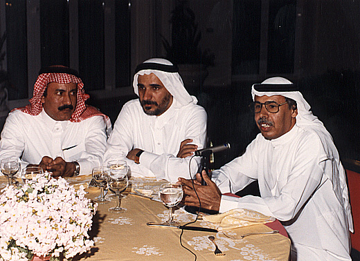 صورة 566: الدكتور فالح الفالح يخاطب الحفل وبجواره بعض الأساتذة الحضور [الاثنينية: 128، الجزء: 10]
