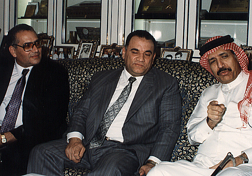 صورة 607: الأستاذ عبد المقصود خوجه والأستاذ الدكتور أحمد عمر هاشم في حديث جانبي قبل الحفل [الاثنينية: 137، الجزء: 10]