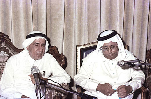 صورة 62: من اليمين: الأستاذ حسن عبد الله القرشي، فالأستاذ السيد هاشم الزواوي يلقي كلمته [الاثنينية: 17، الجزء: 2]
