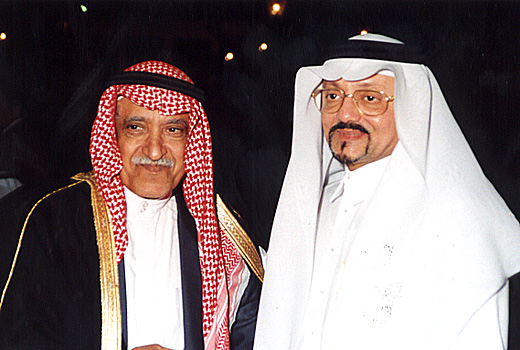 صورة 780: سعادة الدكتور هاشم عبده هاشم مع ضيف الاثنينية الأستاذ عبد الله القرعاوي [الاثنينية: 175، الجزء: 13]
