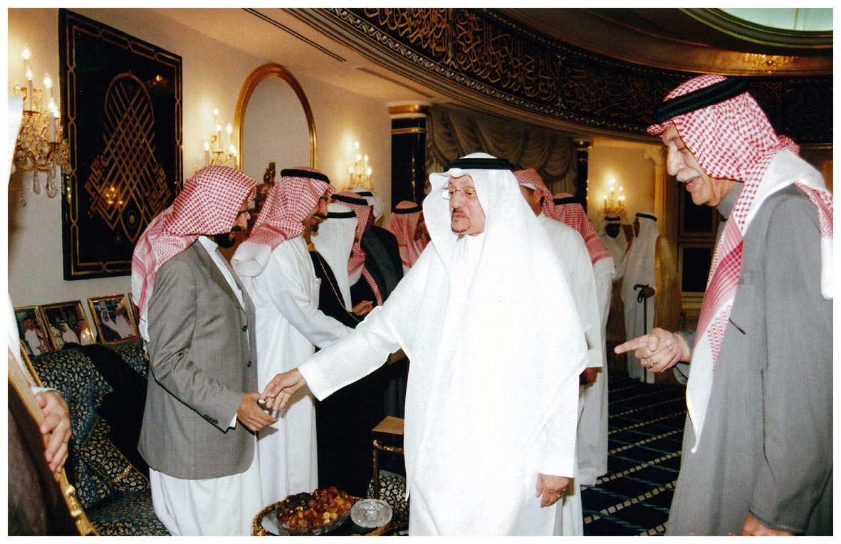 صورة 1094: الشيخ عبد المقصود خوجه، الدكتور هاشم عبده هاشم، ()، الشيخ محمد الموجان 