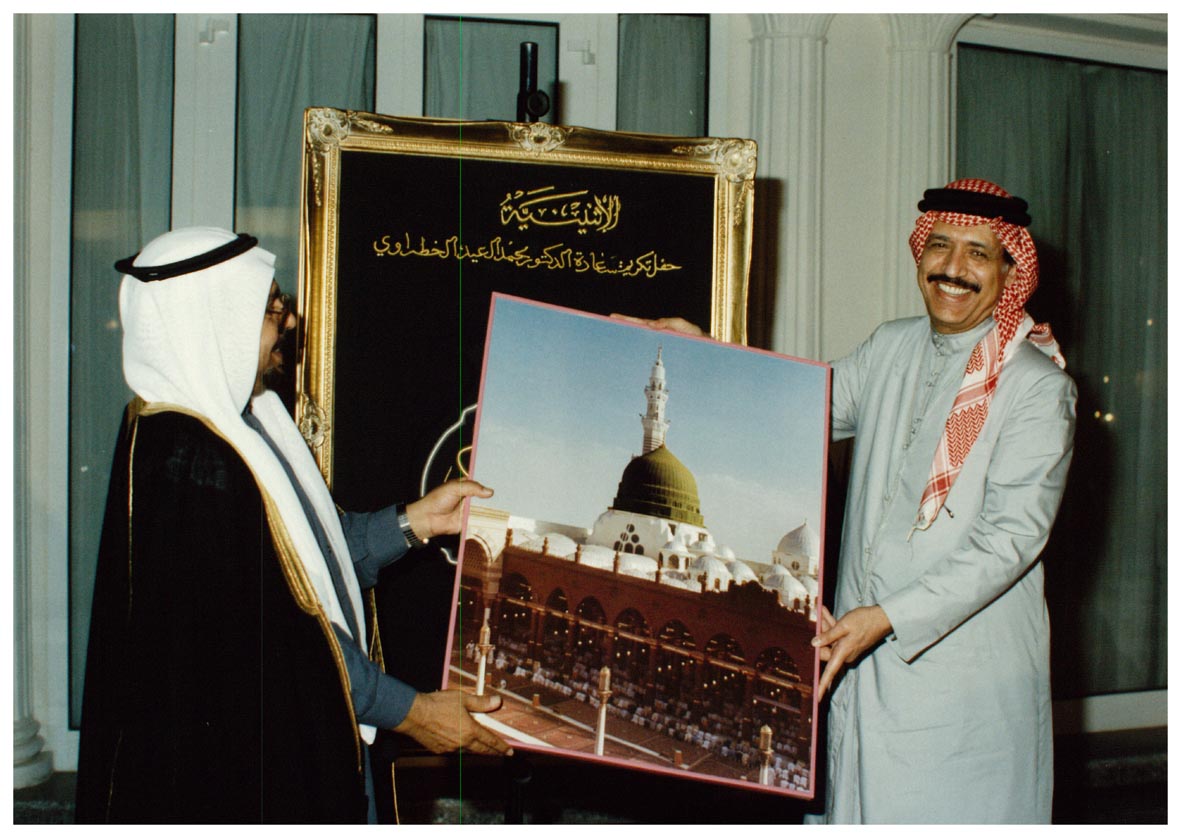 صورة 11913: الشيخ عبد المقصود خوجه، الدكتور محمد العيد الخطراوي 