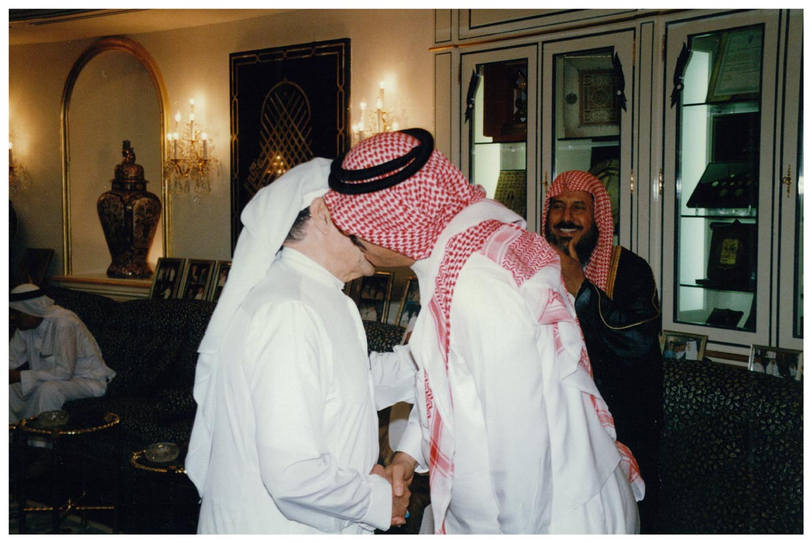 صورة 19743: الشيخ عبد المقصود خوجه يقبل الأستاذ عبد الفتاح أبو مدين 