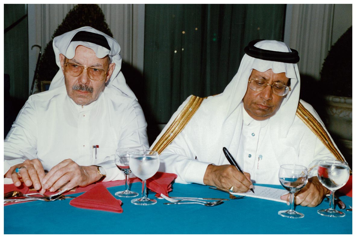 صورة 25457: الأستاذ حسن عبد الله القرشي، الأستاذ عبد الفتاح أبو مدين 
